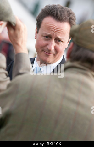 Le dirigeant conservateur David Cameron, à Uttoxeter races, parler aux amateurs de course. Banque D'Images