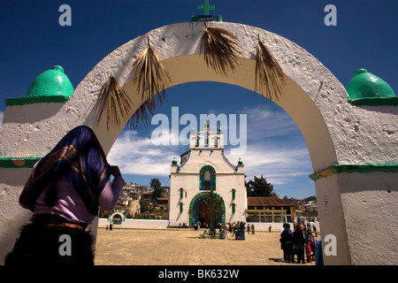 Une femme portant un foulard entre dans la place principale à l'extérieur de l'église de San Juan Chamula, Chiapas, Mexique, le 28 février 2010. Banque D'Images