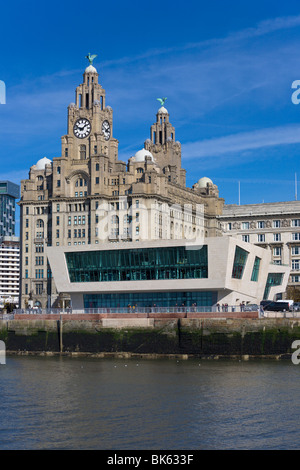 'Pier Head' Ferry Terminal et Liver Building, Liverpool, Merseyside, Angleterre Banque D'Images