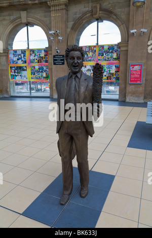 Statue de Ken Dodd à la gare de Lime Street, Liverpool, Merseyside, Angleterre Banque D'Images