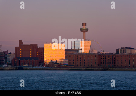 'Un parc à l'Ouest', 'immeuble' et le bord de l'Albert Dock, Liverpool, Merseyside, Angleterre Banque D'Images