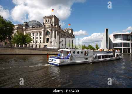 Excursion en bateau sur la rivière croisière sur la rivière Spree passant le Reichstag (Parlement), Berlin, Germany, Europe Banque D'Images