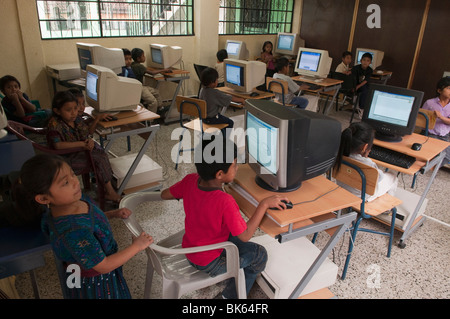 Travailler sur ordinateur à l'école primaire de Santa Catarina Palopo, Lac Atitlan, Guatemala, Amérique Centrale Banque D'Images