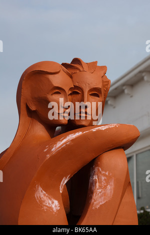 Les amoureux de l'homme et de la femme en terre cuite  Un couple aimant, l'amour Statue en Gretna Green, Ecosse, Royaume-Uni Banque D'Images