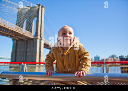 Jeune garçon en face du pont de Brooklyn à Manhattan, New York Banque D'Images