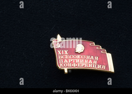 Un russe, l'Union soviétique, l'insigne boutonnière produites à l'occasion de la xixe conférence du parti de toute Banque D'Images