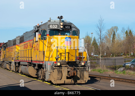 Amtrak train de fret en passant par la gare à Eugene, Oregon, USA Banque D'Images