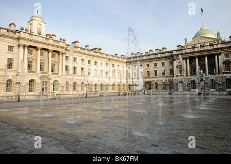 Fontaine en cour de Somerset House, Londres, Angleterre, Royaume-Uni Banque D'Images