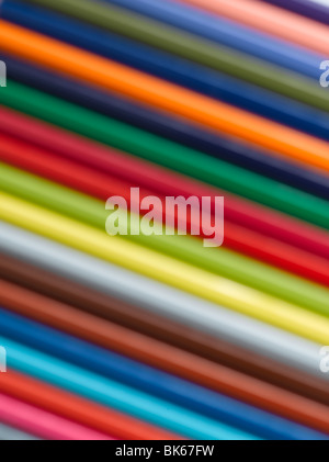 Rangée de crayons de couleur Banque D'Images