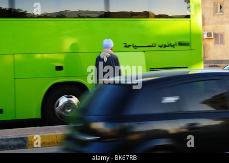 L'homme égyptien attendre pour traverser la rue au Caire, Egypte Banque D'Images