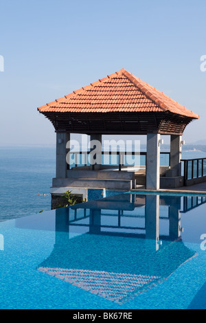 Magnifique piscine dans un hôtel resort de l'état du Kerala en Inde Banque D'Images