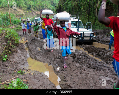 Les routes boueuses en République démocratique du Congo. Les personnes déplacées fuyant la guerre Banque D'Images