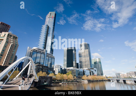 Une passerelle sur la rivière Yarra, dans le centre-ville de Melbourne avec l'Eureka Tower, de l'Australie. Banque D'Images