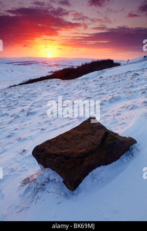 La fin, avec une couche de neige, Mam Tor, Peak District National Park, Royaume-Uni Elgland Banque D'Images