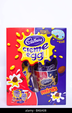 Cadbury creme egg un oeuf de Pâques, dont une tasse et mini-oeufs sur fond blanc Banque D'Images