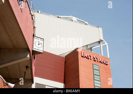 Old Trafford Manchester United Tribune Est horloge indiquant Munich 1958 Banque D'Images