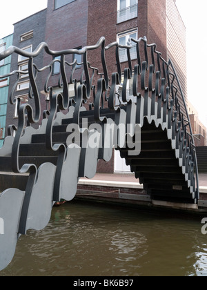 Passerelle en acier orné de canal traversant l'île de Java nouveau développement immobilier résidentiel à Amsterdam aux Pays-Bas Banque D'Images