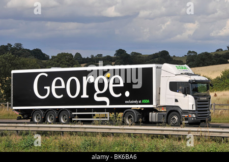 Le supermarché Asda sur des camions de livraison de l'autoroute M25 avec George publicité de la marque Banque D'Images