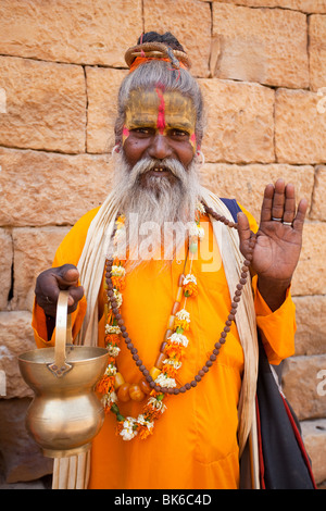 Prêtre jain jaisalmer en accueillant un salut dans l'état du Rajasthan en Inde Banque D'Images