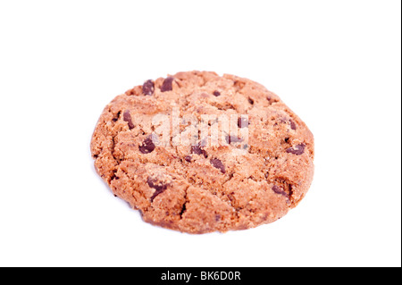 Un double chocolate cookie biscuit sur un fond blanc Banque D'Images