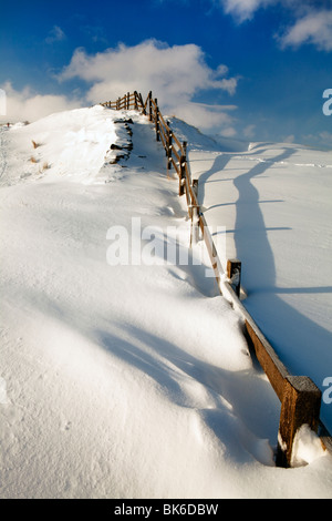 Les amoncellements de neige contre la clôture, Mam Tor, Peak District National Park, Royaume-Uni, Angleterre Banque D'Images