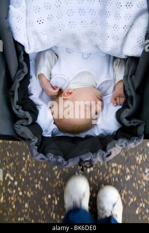Nouveau-né / bébé nouveau-né soit poussé dans un landau / poussette. Banque D'Images