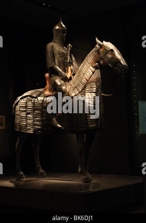 Sculpture de amoured knight sur cheval dans le musée d'Art Islamique (MIA) à Doha, Qatar Banque D'Images