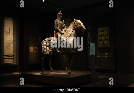 Sculpture de amoured knight sur cheval dans le musée d'Art Islamique (MIA) à Doha, Qatar Banque D'Images