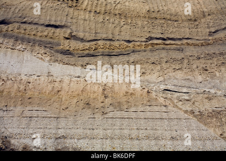 Faille dans les strates de cendres volcaniques exposée dans une coupe la route Banque D'Images