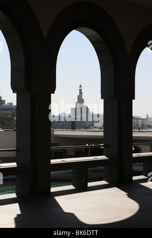 Vue sur centre islamique à travers les arcades du Musée d'Art islamique de Doha. Banque D'Images