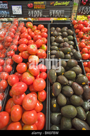 À l'intérieur d'une épicerie Américaine, affichant les tomates mûres rouges et des avocats, à Albuquerque, Nouveau Mexique. Banque D'Images