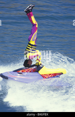 La skieuse de l'eau montrent à l'envers sur des jet ski Sea World San Diego, Californie Banque D'Images