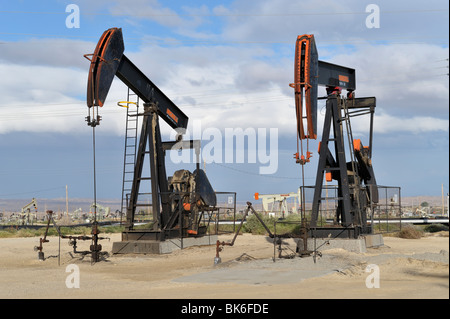 Les ânes du Midway-Sunset signe de champ de pétrole à côté de la réserve de pétrole Naval Elk Hills, comté de Kern, CA Banque D'Images