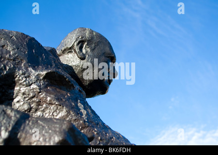 Détail d'une statue de Sir Winston Churchill par Oscar Nemon sur le Livre vert à Westerham Kent UK Banque D'Images