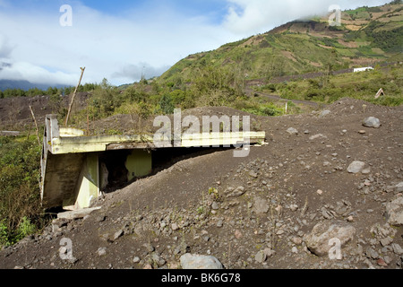 Chambre enfouie dans un lahar ou flux de cendres volcan Tungurahua, Equateur Banque D'Images