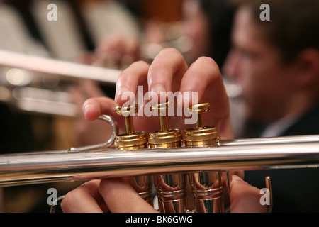 Side View Close-up of Man Playing Trumpet Banque D'Images