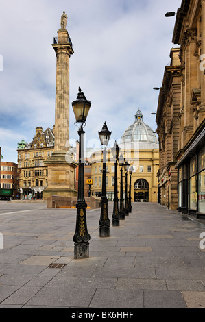 En regardant vers le monument de Grey et le dôme de Monument Mall en haut de Grey Street à Newcastle upon Tyne Banque D'Images