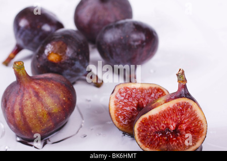 La Méditerranée avec un six figues coupées en deux. Ficus carica. L'accent de premier plan. Banque D'Images