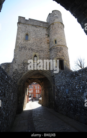 Le 12e siècle entrée passerelle barbican Château de Lewes Banque D'Images