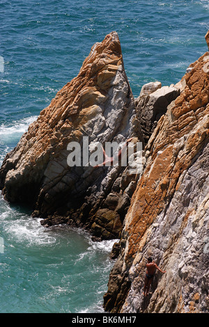 Un plongeur effectue une plongée wan 's' désactivé les célèbres falaises de la Quebrada dans l'océan turbulent ,Baie de Acapulco, Mexique Banque D'Images