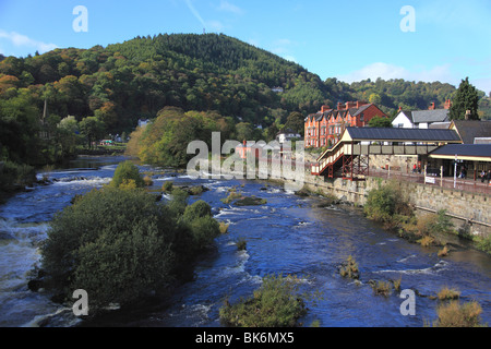 Vue depuis le pont sur la rivière Dee à Llangollen avec la gare sur la droite Banque D'Images