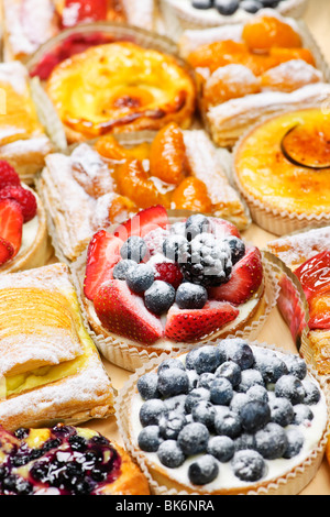 Fond d'un assortiment de pâtisseries et tartes sucré frais Banque D'Images