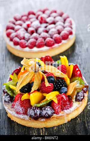 Tartelettes dessert frais avec un assortiment de fruits et de baies Banque D'Images