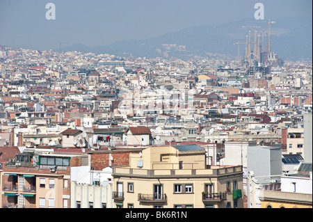 Vue générale de Barcelone avec la Sagrada Familia depuis le haut de pak de Montjuic, Barcelone, Espagne. Banque D'Images