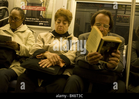 Les banlieusards après le travail sur le métro à NYC Banque D'Images