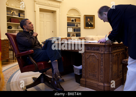 Le président Barack Obama parle au téléphone dans le bureau ovale avec Dmitri Medvedev, Président de la Russie, le 13 mars 2010. Banque D'Images