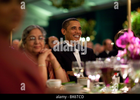 Le président Barack Obama sourit tout en regardant l'animation du dîner d'État pour le premier ministre Manmohan Singh de l'Inde Banque D'Images