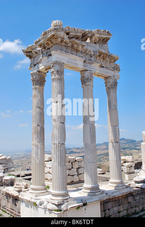 Colonnes Corinthiennes de Temple de Trajan ruines grecques sur l'acropole de Pergame à Bergama Turquie Banque D'Images