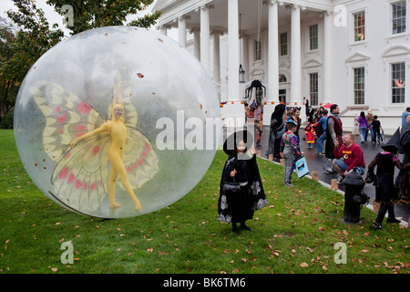 Les enfants de l'école participer aux célébrations de l'Halloween à l'Amérique du portique de la Maison Blanche Banque D'Images