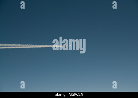 Plume d'un avion vu à 30 000 pieds Banque D'Images